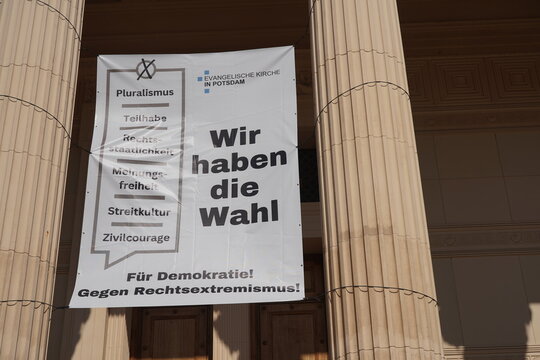 Banner f&uuml;r Demokratie und gegen Rechtsextremismus der Evangelischen Kirche in Potsdam am 08.09.2024