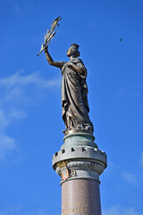 Tournai, il monumento alla memoria dei soldati caduti francesi e le antiche case della Grand Place, Fiandre - Belgio	