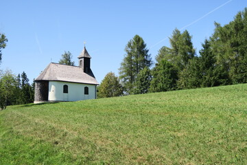 Auf dem Gahberg in Weyregg am Attersee steht die katholische Gahbergkapelle auf einer Wiese am Hang in Oberösterreich. Die Kapelle ist ein schönes Ausflugsziel im Sommer.