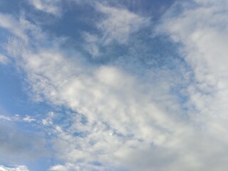 Fototapeta premium Afternoon sky in August on a sunny day. Blue sky and white clouds of daytime.