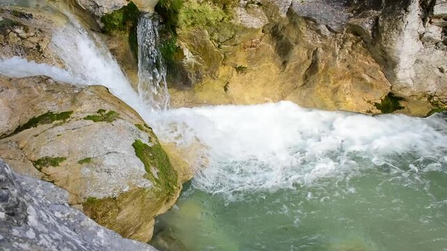 Nat&uuml;rlicher und erfrischender Wasserfall am Bach im Gebirge