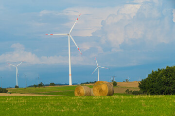 Strohballen vor Windkraftanlagen