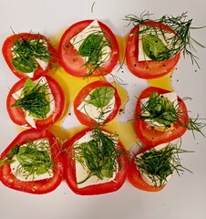 Romate mit Mozarella, Öl und Dill sowie Basilikum