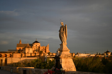 Statue des Erzengels Raphael auf der Ponte Romano in Cordoba
