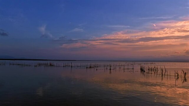 Hermoso atardecer infinito en albufera