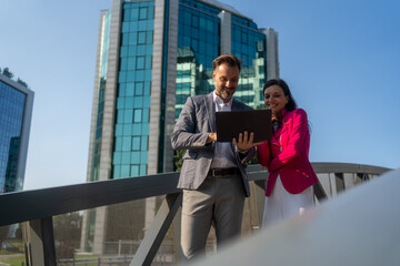 Obraz premium The team that has what it takes. Shot of a businessman and businesswoman using a laptop before a meeting at a convention center.