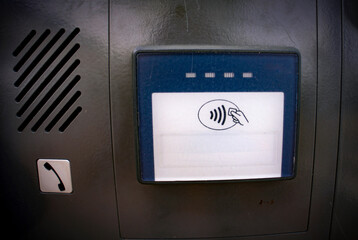 Wave symbol for contactless payment option