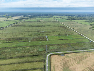 Vue aérienne du marais en vue paysage. Parcelles cultivées ou patures entourées de fossés...