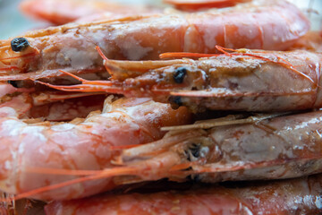 a plate of grilled shrimp with salt
