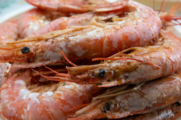 a plate of grilled shrimp with salt