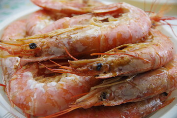 a plate of grilled shrimp with salt