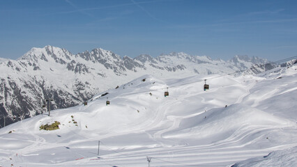 plateau alpin recouvert de neige &agrave; l'alpe d'huez station de ski en France