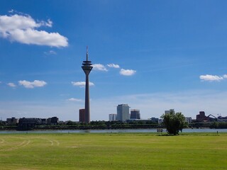Obraz premium Panorama von Düsseldorf mit Blick auf den Fernsehturm