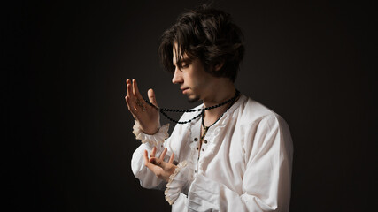 The dramatic hero experiences the hardships of fate, the style of classical theatrical productions