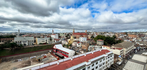 Obraz premium Exploring authentic houses and vibrant neighborhoods in Antananarivo during a sunny day