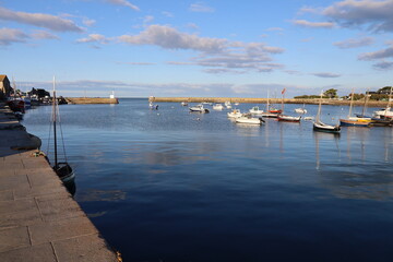 Obraz premium Le port d'échouage, port de pêche et port de plaisance, village de Barfleur, département de la Manche, France