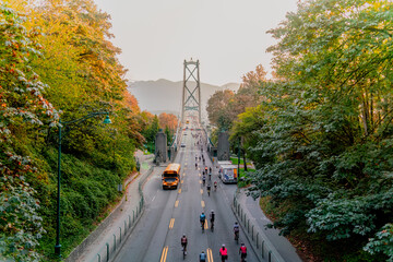 Obraz premium Lions gate bridge with people bicycle pass by bridge background 