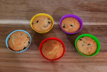bunte muffins mit schoktropfen
