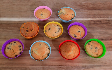 bunte muffins mit schoktropfen