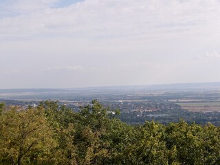 Obraz premium der Röhrigschacht bei Wettelrode mit blick zur Halde Hohe Linde und dem funkturm bei Lengefeld im Mansfeld