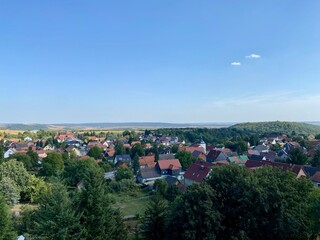 Fototapeta premium der Röhrigschacht bei Wettelrode mit blick zur Halde Hohe Linde und dem funkturm bei Lengefeld im Mansfeld