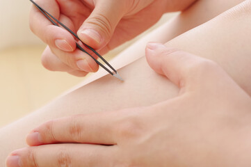 足のムダ毛を処理する女性