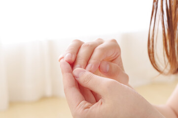 ハンドケアをしている女性