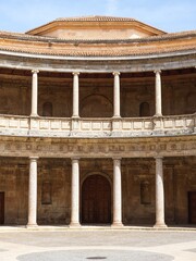 Obraz premium 유럽 오래된 건축 돌 기둥