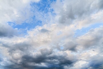 Fototapeta premium This beautiful high-resolution image features a bright blue sky with fluffy white clouds. Ideal for backgrounds, presentations, or any creative project that requires a serene and uplifting atmosphere.