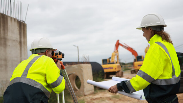 Efficient construction site operations rely on survey engineers skillfully operating level survey cameras, working in collaboration with surveyors and civil engineers.