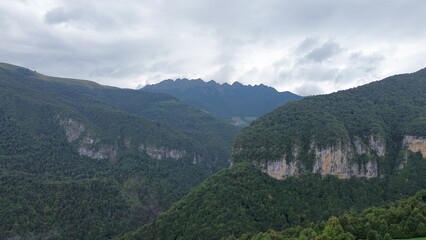 La montaña siempre esconde el silencio y sobre todo el frio y las ganas de estar consigo mismo. aquí el lugar para esquiar es nuevo. 