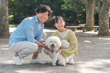 犬の散歩をする愛犬家の家族・パパ・娘・親子
