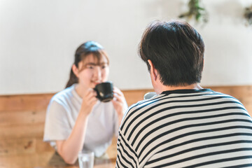 Naklejka premium カフェ・飲食店に来た親子・カップル 