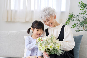 祖母に花束を渡す孫