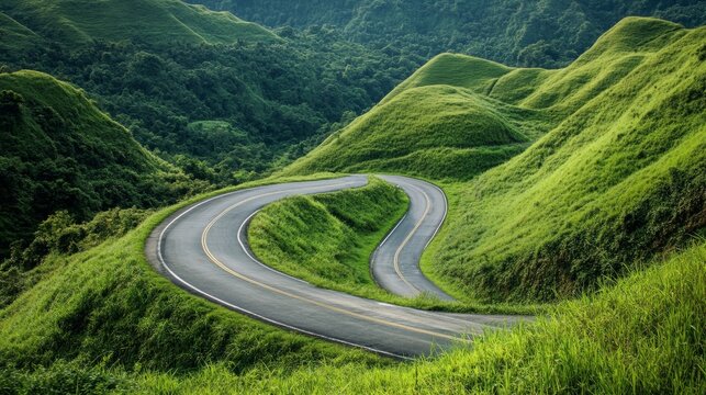 Carretera sinuosa atravesando colinas verdes en un paisaje natural" Etiquetas: winding road, green hills, scenic road, landscape, nature, mountain road, road trip, countryside, rural road, travel, sce