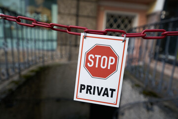 Schild an der Einfahrt zu einer Tiefgarage mit der deutschen Aufschrift Stop Privat
