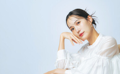 おしゃれな女性の美容・スキンケアイメージ