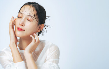 おしゃれな女性の美容・スキンケアイメージ