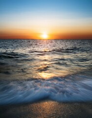 Obraz premium Beautiful sunset over the sea. Colorful summer seascape.