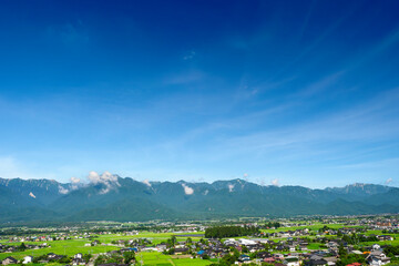 北アルプスの山並みと安曇野の田園