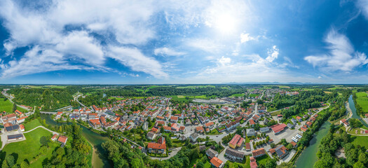 Panoramablick auf Altenmarkt an der Alz im oberbayerischen Alpenvorland