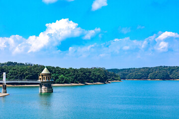 多摩湖と取水塔