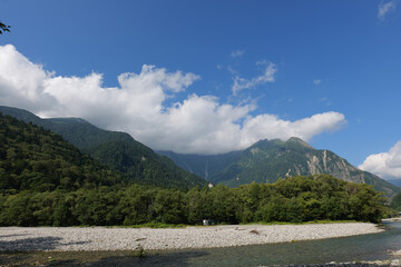 上高地の北アルプスの山々と川
