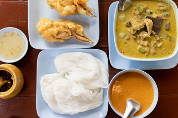 Kanom jeen nam ya ; Rice noodles in fish curry sauce. Traditional Thai cuisine, rice vermicelli served with vegetables on Thai style set
