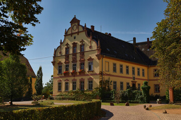 Fototapeta premium Prachtvolles barockes Herrenhaus des Ritterguts Kössern mit dekorativem Giebel und gepflegtem Vorhof im Sommer, Kössern, Grimma, Landkreis Leipzig, Sachsen, Deutschland