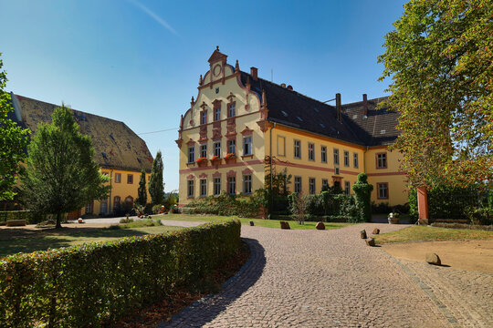 Prachtvolles barockes Herrenhaus des Ritterguts K&ouml;ssern mit dekorativem Giebel und gepflegtem Vorhof im Sommer, K&ouml;ssern, Grimma, Landkreis Leipzig, Sachsen, Deutschland