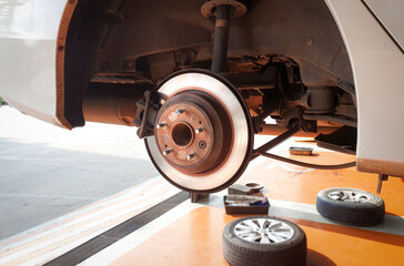 Rear braking system with disc brakes and calipers , Lifting a car without wheels for repairing in...