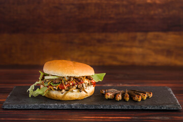Insektenhamburger mit Soße und Gemüse