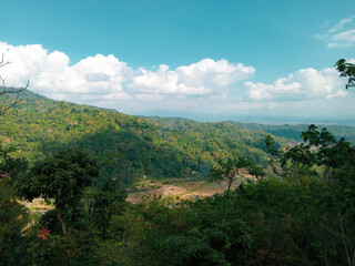 The beauty of the natural scenery in the mountains combines with the green of the trees