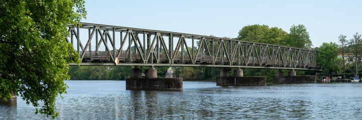 Naklejka premium Ehemalige Eisenbahnbrücke über der Ruhr, Heisingen, Kupferdreh, Essen, Ruhrgebiet, Nordrhein-Westfalen, Deutschland, Europa
